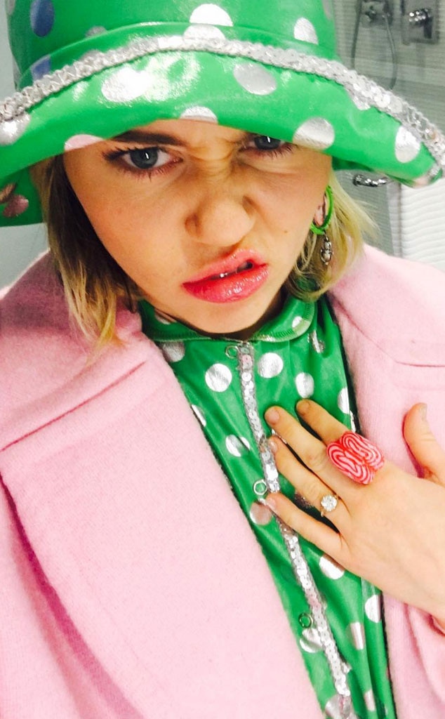 Miley Cyrus, Ring, Instagram