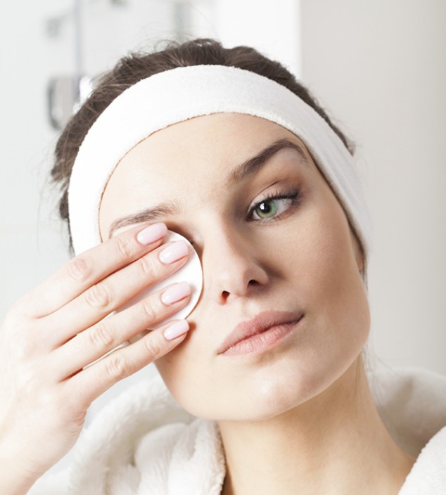 La guía práctica (y correcta) para remover el maquillaje de los ojos - E! Online Latino - MX La guía práctica (y correcta) para remover el maquillaje de los ojos - E! Online Latino - MX