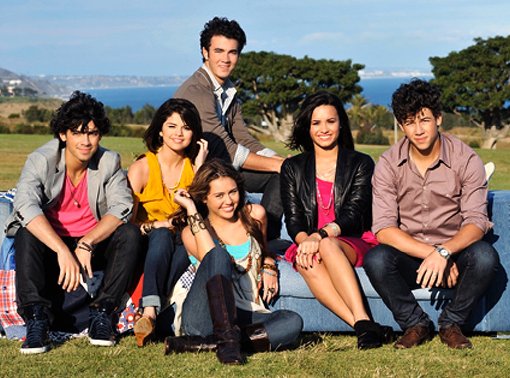 It S The 09 Disney Channel Era All Over Again E Online It S The 09 Disney Channel Era All Over Again E Online