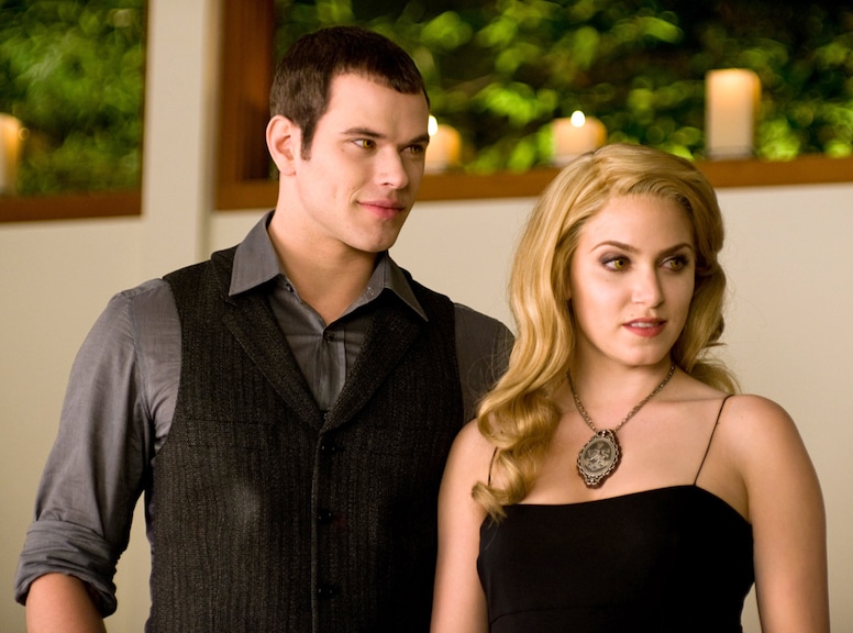 Photos from 34 Surprising Secrets About the Twilight Franchise
