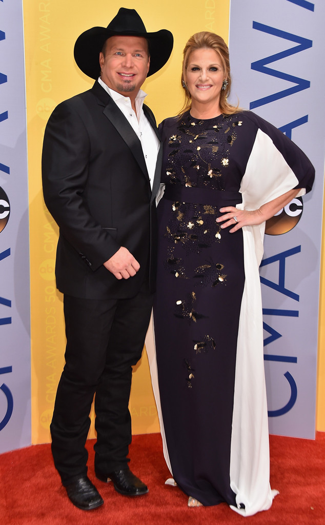 Garth Brooks & Trisha Yearwood From Cma Awards 2016 Red Carpet Arrivals 