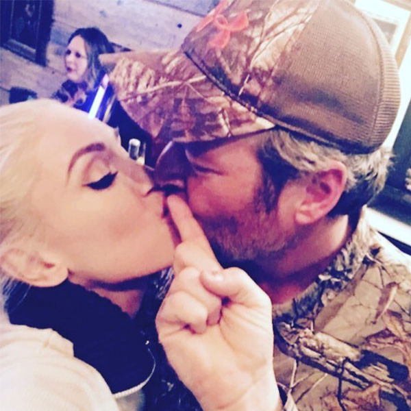 Gwen Stefani And Blake Shelton Seal Thanksgiving With A Kiss E Online 