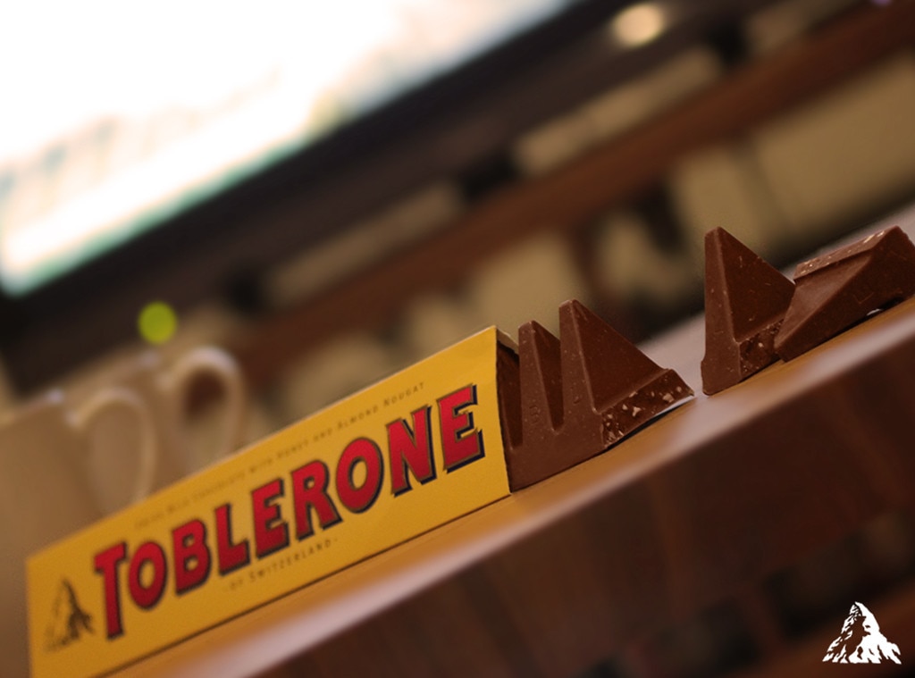 Пирамида из упаковок Toblerone