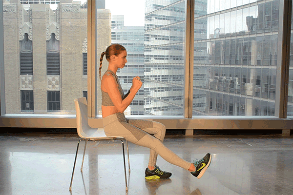 4 increíbles ejercicios que puedes hacer usando solo una silla - E! Online Latino - MX