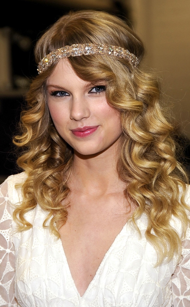Taylor Swift Latest Hairstyle: Long Blonde Wavy Hair - Hairstyles Weekly