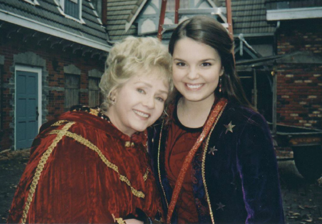 https://akns-images.eonline.com/eol_images/Entire_Site/20161129/rs_1024x714-161229040328-1024.debbie-reynolds-kimberly-j-brown-halloweentown.122916.jpg?fit=around%7C1024:714&output-quality=90&crop=1024:714;center,top