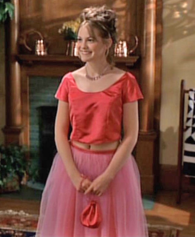This Is Why T. Swift's 2016 Grammys Red Carpet Outfit Looked Familiar This Is Why T. Swift's 2016 Grammys Red Carpet Outfit Looked Familiar