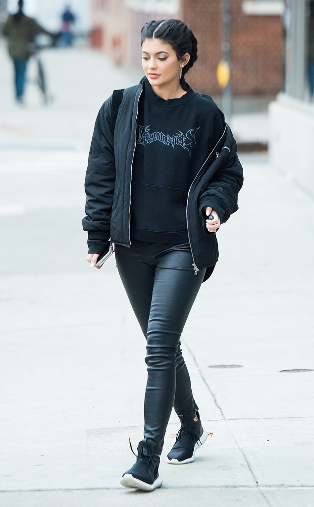 Kylie Jenner: Bomber Jacket, Black Leggings