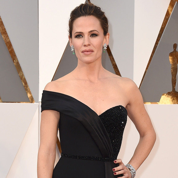 Jennifer Garner Hits the Oscars 2016 Red Carpet After ...