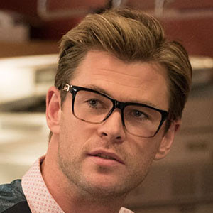 Chris Hemsworth Looks Adorably Nerdy In His First Ghostbusters Reboot Photo E News