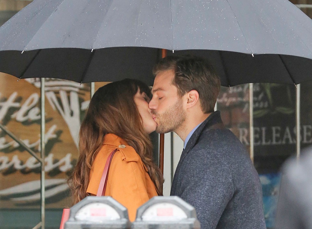 Action Dakota Johnson And Jamie Dornan Share A Hot Kiss In The Rain While Shooting Fifty Shades 