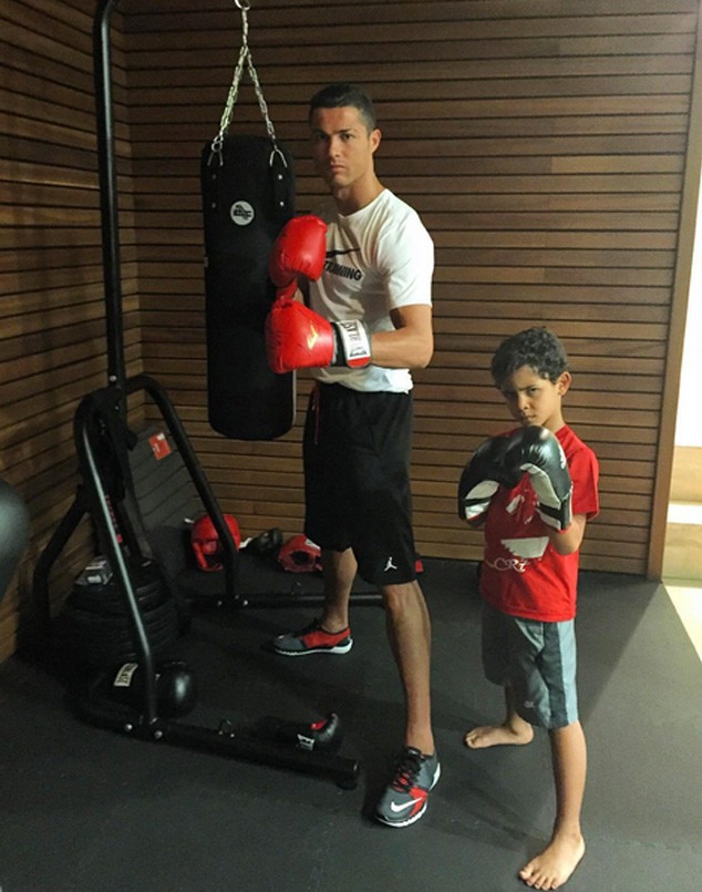 Cristiano Ronaldo and His Mini-Me's 10 Cutest Father and ... - 634 x 805 jpeg 54kB