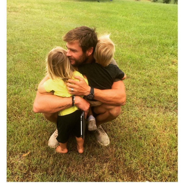 Chris Hemsworth compartilha uma linda foto com Elsa Pataky e seus três filhos