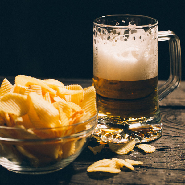 фото пива на столе дома с чипсами
