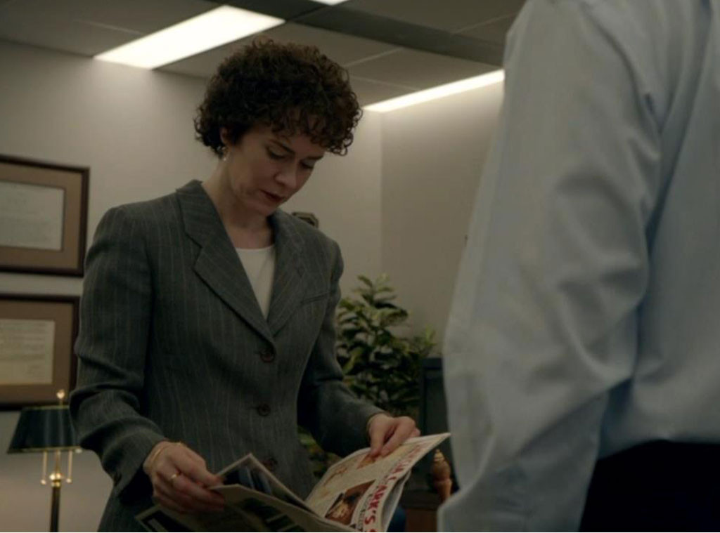 A Tabloid Prints Nude Pics of Marcia Clark During the Trial from American Crime Story: The