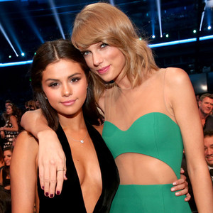 Taylor Swift Selena Gomez Hang Out With New Bff Cazzie