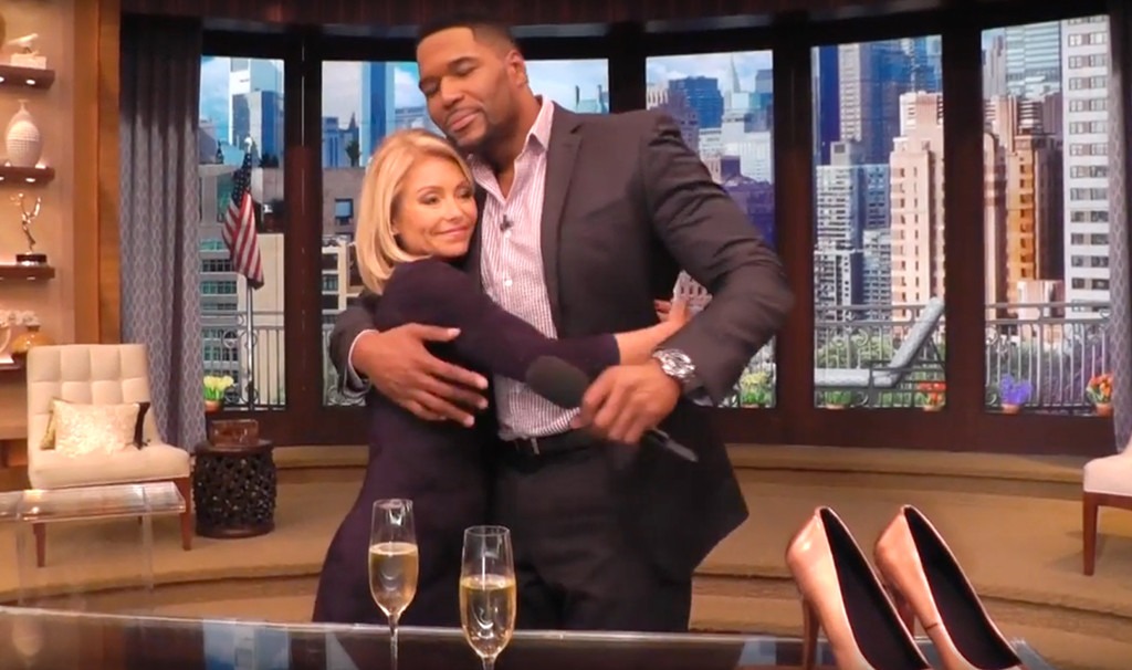 How Kelly Ripa Emerged From Her On Air Drama Stronger Than Ever E News 