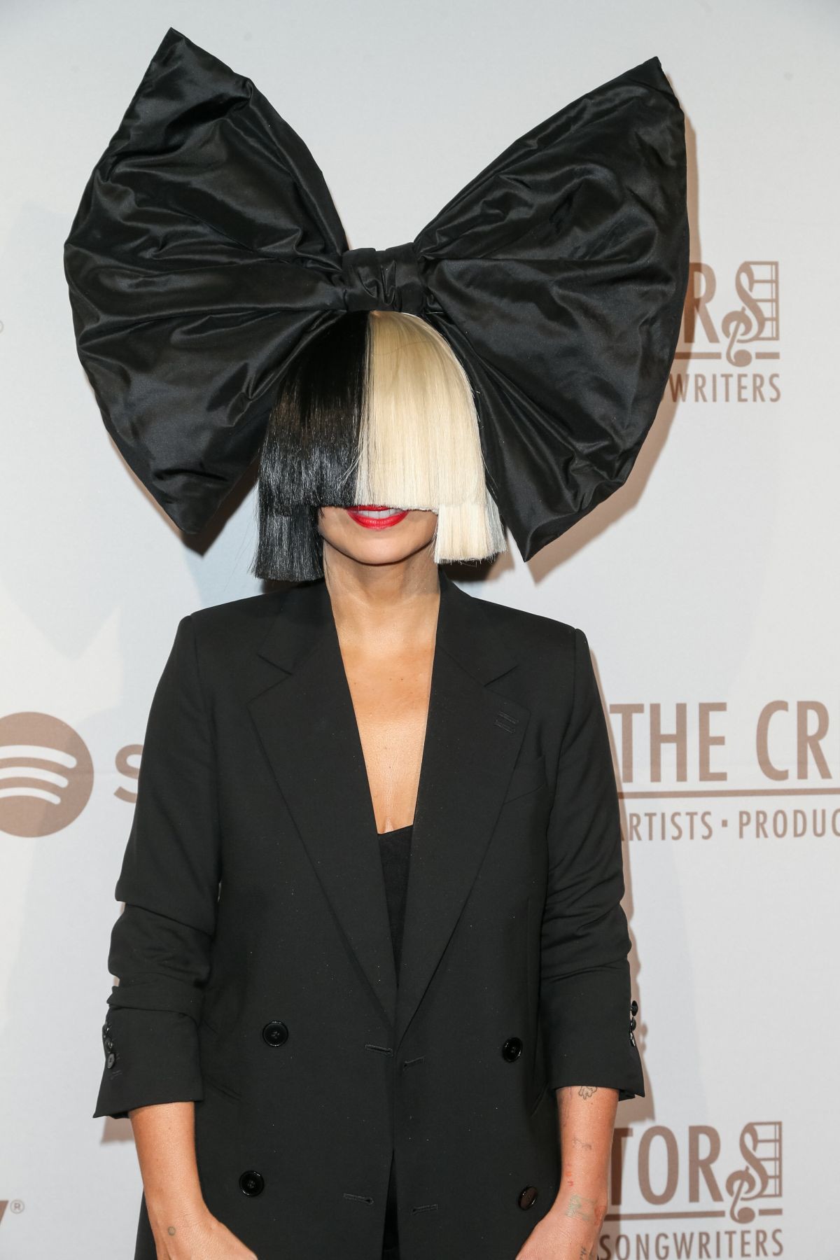 Sia apresenta Unforgettable, de Procurando Dory, em programa de TV - E