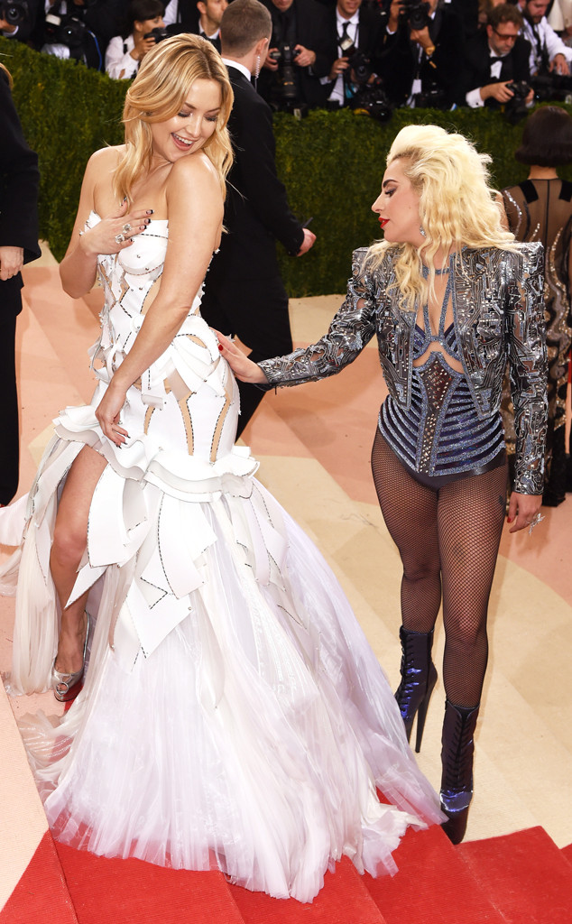 Lady Gaga apalpa Kate Hudson no red carpet do Baile do MET ...