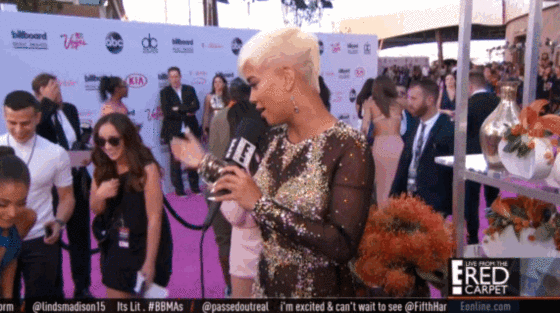 Ariana Grande Just Handled A Red Carpet Misstep Like A Pro