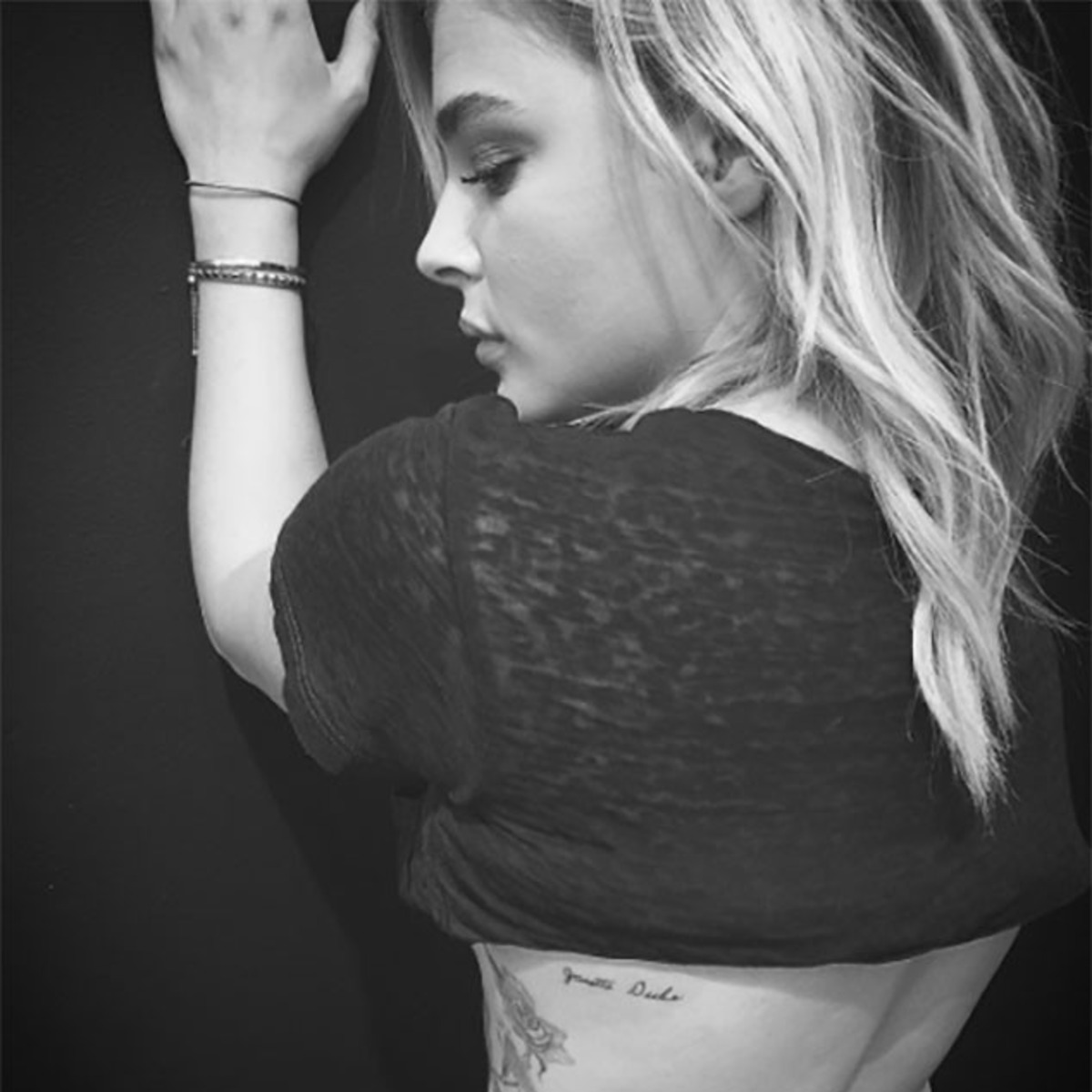 Chloe Grace Moretz Exibe Nova Tatuagem Com O Nome Da Avo No Instagram E Online Brasil