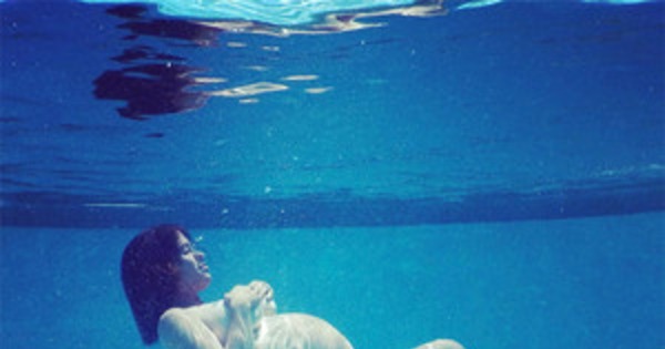 Alanis Morissette Just Shared An Underwater Nude Pregnancy 