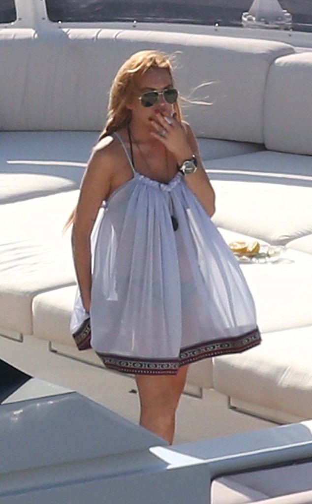 Lindsay Lohan Spotted Smoking Amid Pregnancy Claims | E! News - 634 x 1024 jpeg 48kB