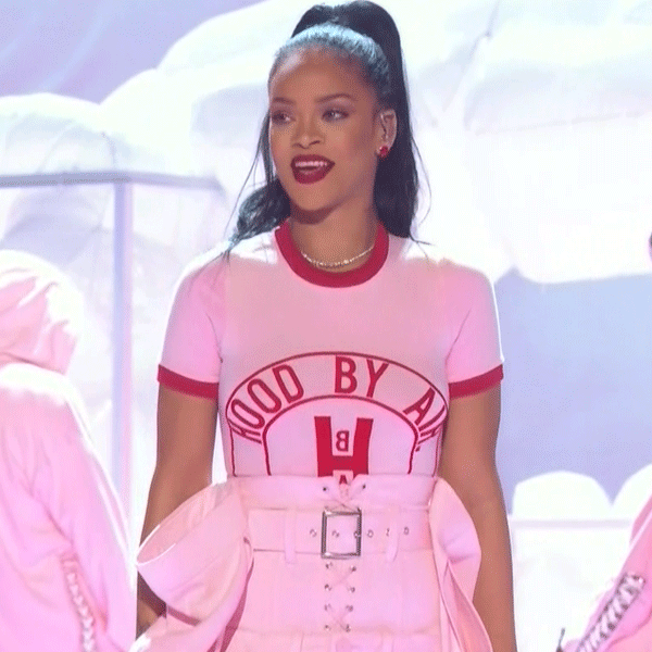 Rihanna Performs Four Times at the MTV Video Music Awards, image size:1080x1080