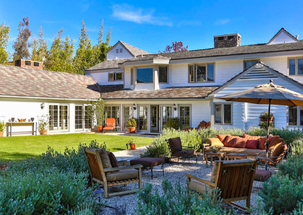 take-a-peek-inside-the-two-homes-tom-hanks-is-selling-for-18-million