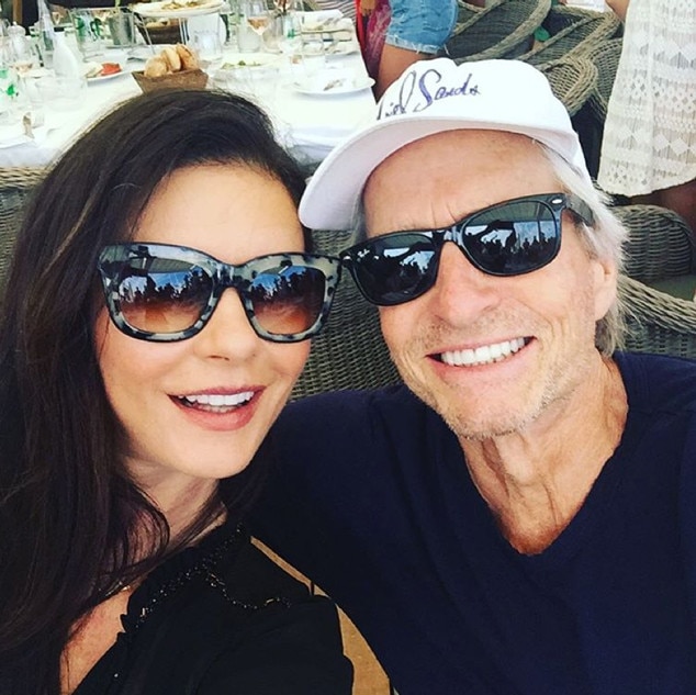 Catherine Zeta-Jones cởi đồ dự sinh nhật Michael Douglas