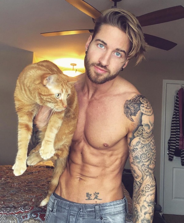 Chicos con gatos