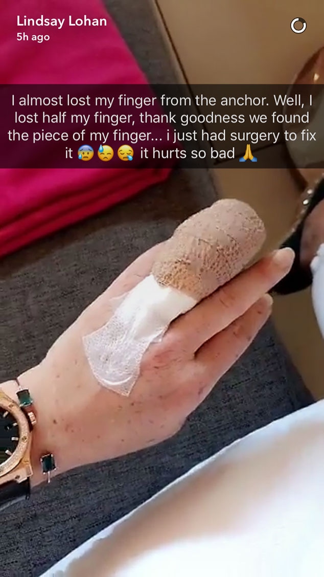 Lindsay Lohan, Finger, Bandaged