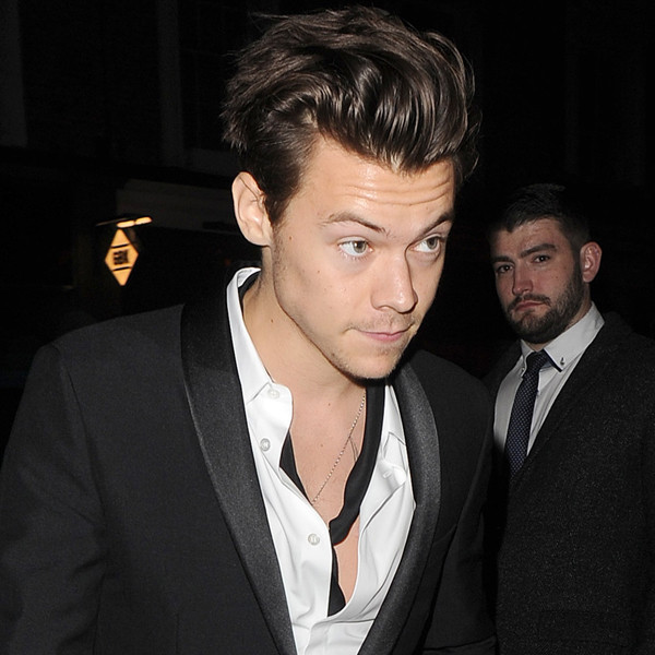 Harry Styles Painted His Nails and the Internet Went Wild ...