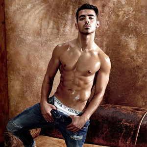 rs_300x300-170111060238-600.joe-jonas-guess-underwear-10.11117.jpg?fit=around%7C1200:1200&crop=1200:1200;center,top&output-quality=90