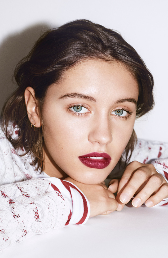Jude Laws Daughter Is The New Face Of Burberry Beauty E Online Ca 
