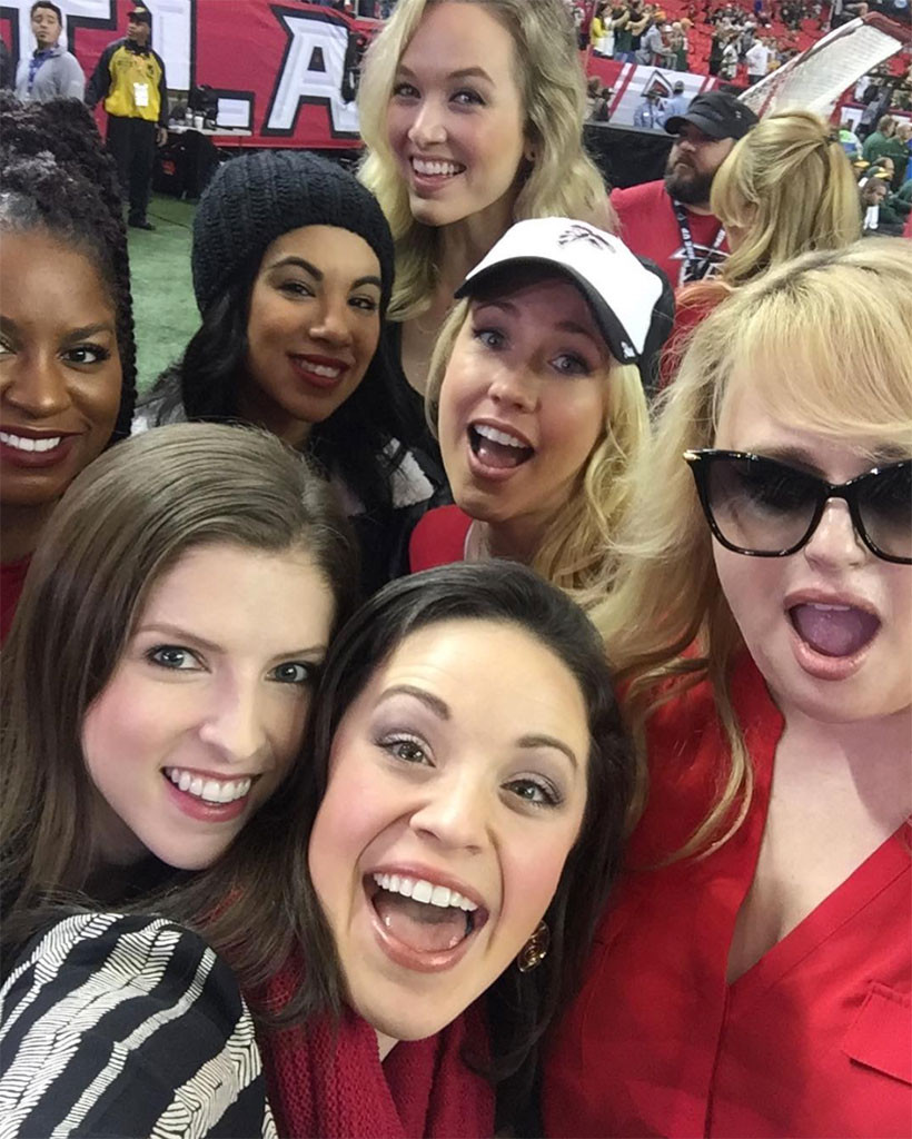 Pitch Perfect 3 Cast Cheers On Falcons At Star Studded Game E Online