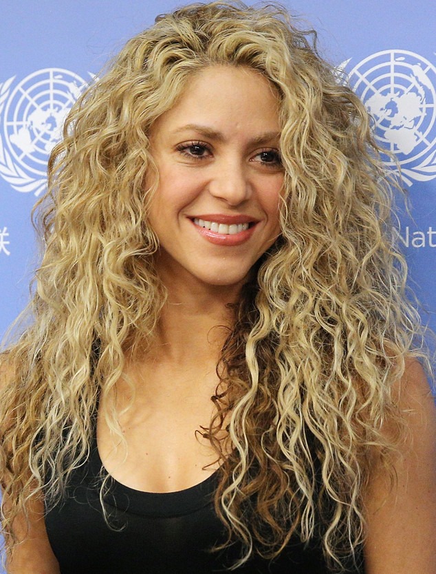 Curly blonde. Shakira 2022.