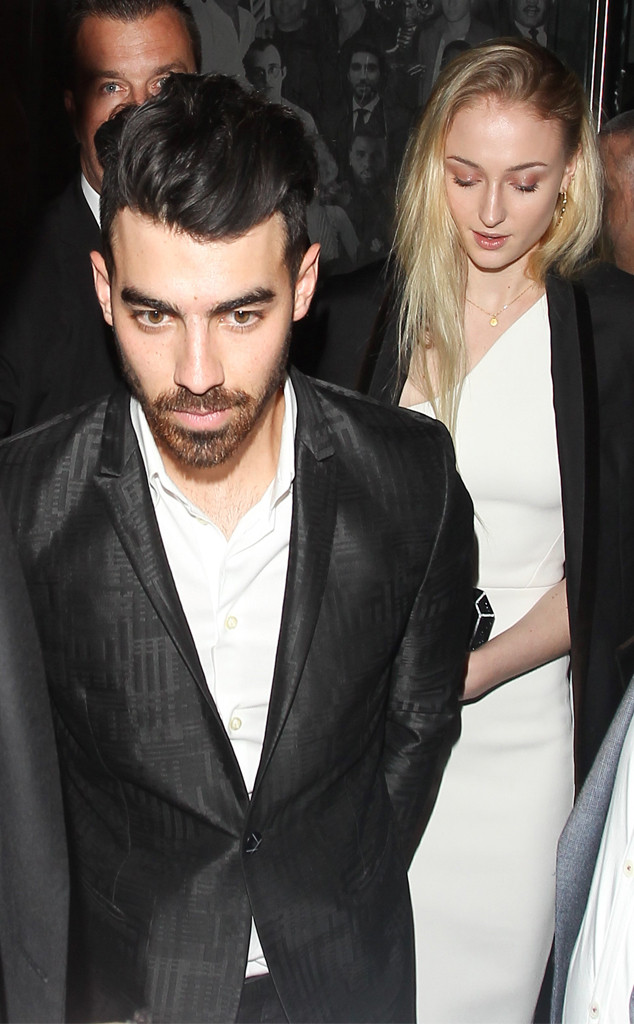 Joe Jonas & Sophie Turner Show PDA at Pre-Golden Globes 2017 Party