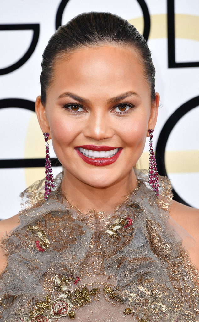 ESC: Best Beauty, Golden Globes 2017, Chrissy Teigen