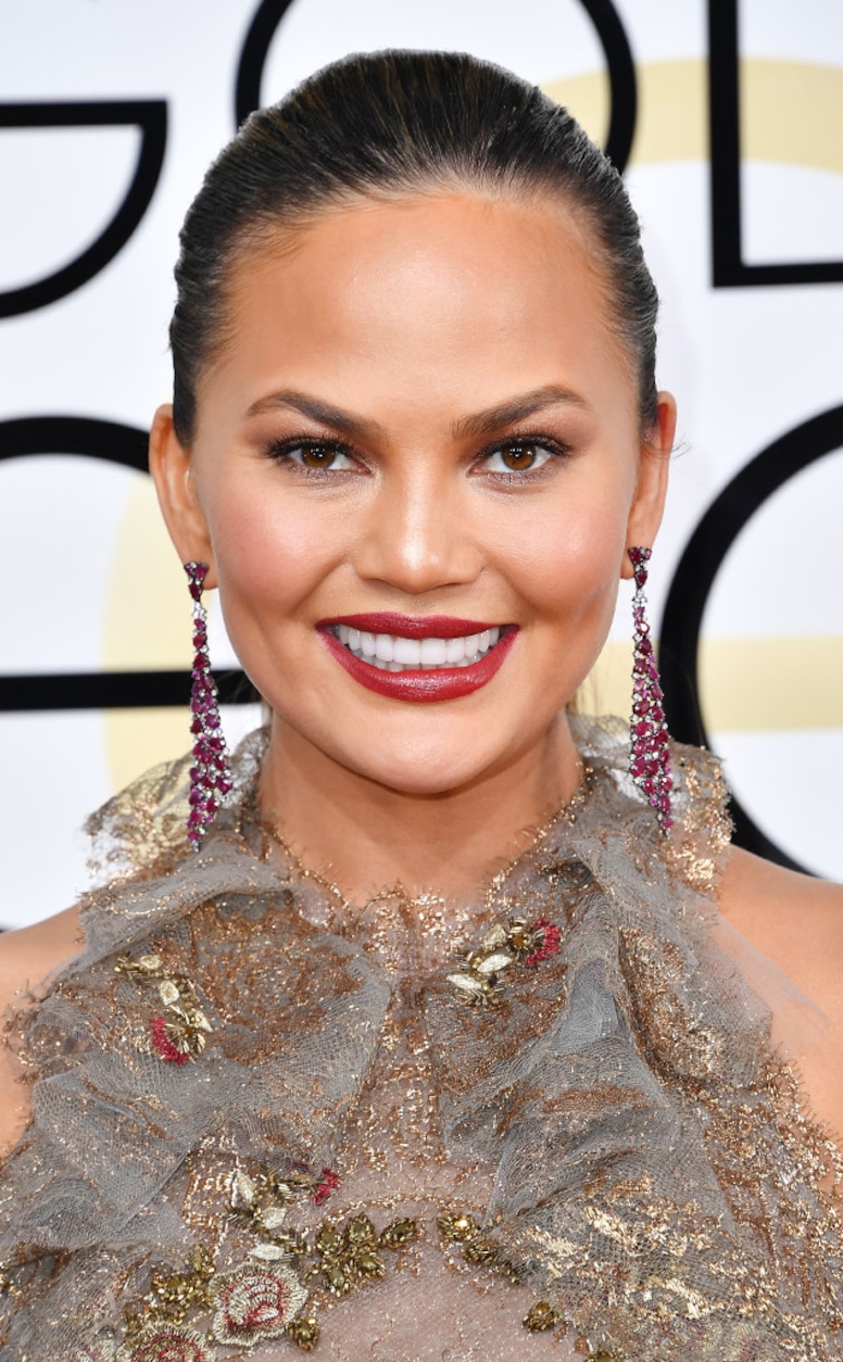 ESC: Best Beauty, Golden Globes 2017, Chrissy Teigen