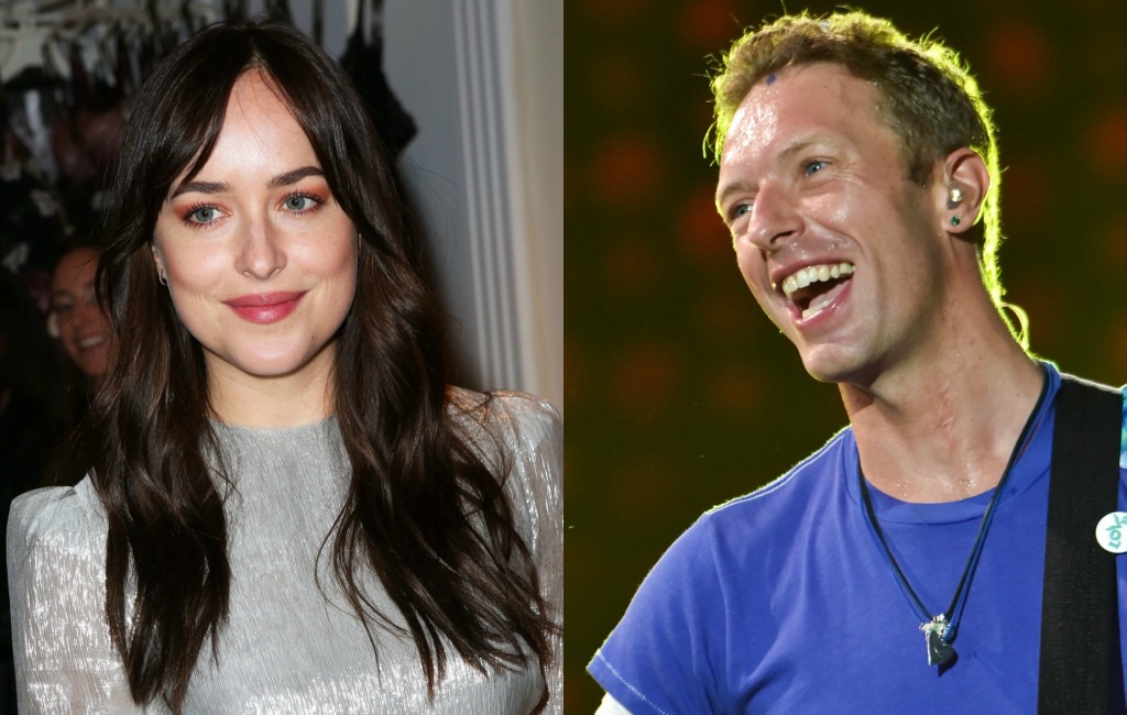 ¡chris Martin Y Dakota Johnson Llevaron Su Romance A La Playa E News