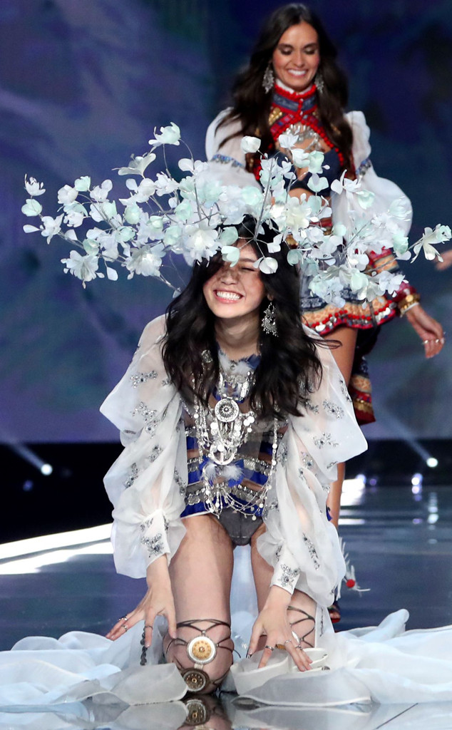 Photos From Victoria S Secret Model Ming Xi Takes A Tumble E Online