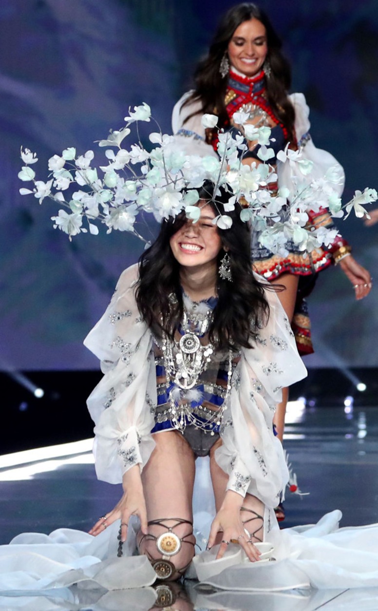 Photos From Victoria S Secret Model Ming Xi Takes A Tumble E Online Photos From Victoria S Secret Model Ming Xi Takes A Tumble E Online