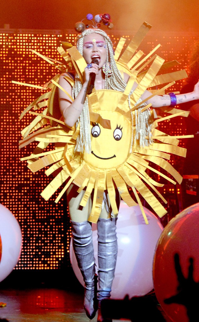 ESC: Miley Cyrus, Concert Looks