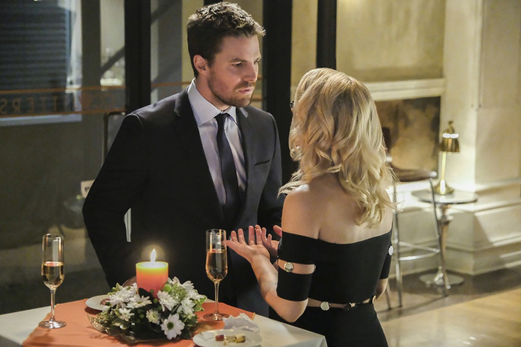 Arrows Oliver And Felicity Were The Worst Wedding Guests Ever In The 8311