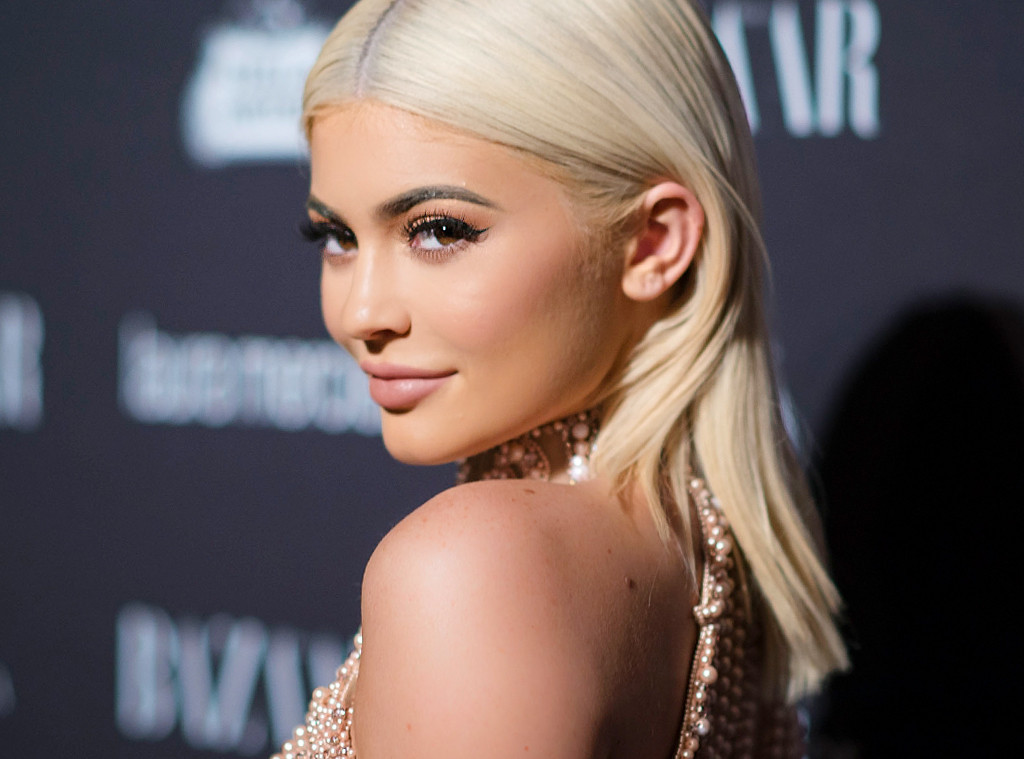 How Kylie Jenner Perfects A Cat Eye Without Eyeliner E Online