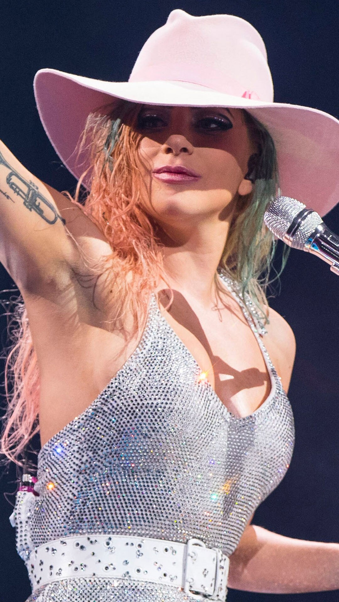 ¡Alerta hot! Lady Gaga mostró sus curvas en un revelador bikini y tienes que verla | E! News