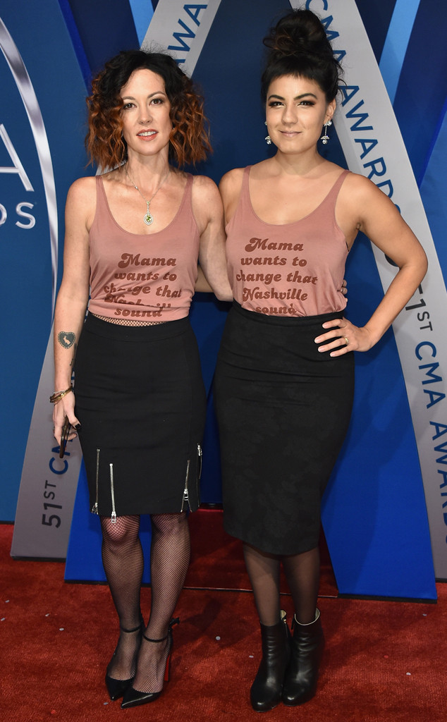 Amanda Shires, Kelly Bueno, 2017 CMA Awards