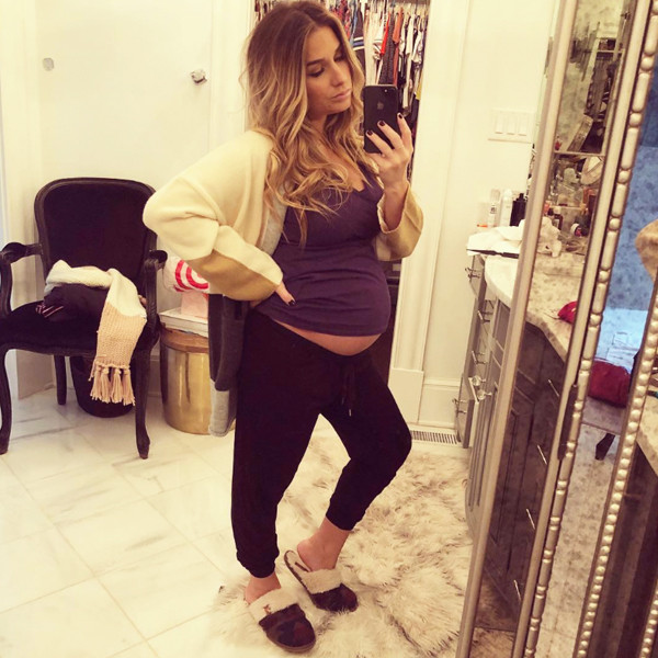 Jessie James Decker Reveals She's Officially 30 Weeks Pregnant and Has ...