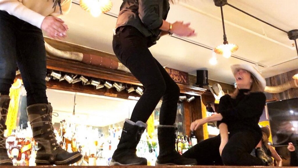 LeAnn Rimes Recreates Coyote Ugly Bar Scene 17 Years Later | E! News